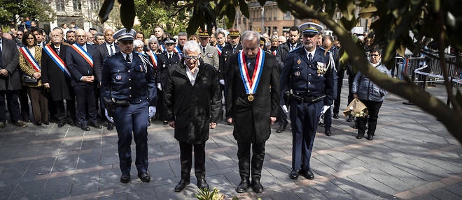 L'ancien maire de Toulouse Pierre Cohen (deuxieme a gauche) et l'actuel Jean-Luc Moudenc (deuxieme a droite) lors de la ceremonie d'hommage aux victimes des attaques de mars 2012.
