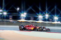 Dans leur magnifique livrée rouge sombre satiné, les Ferrari ont montré qu'il faudrait compter avec leurs deux pilotes, au sommet de la grille de départ d'une formule rénovée

