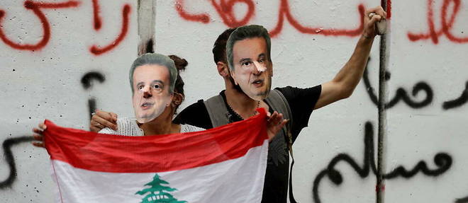 Des manifestants portent des masques de RIad Salame, gouverneur de la Banque du Liban, pour denoncer la corruption au pays du Cedre.

