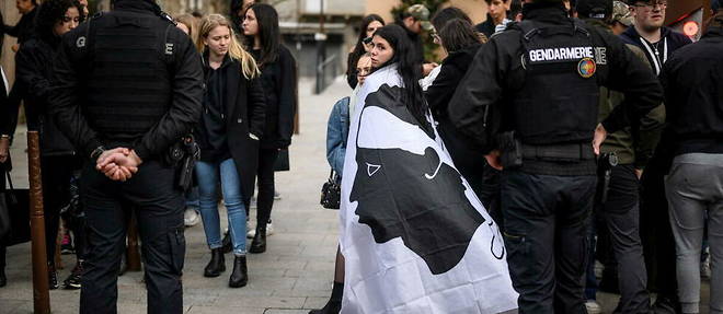 Porto-Vecchio, le 11 mars. Une manifestante est enveloppee dans un drapeau independantiste corse.
