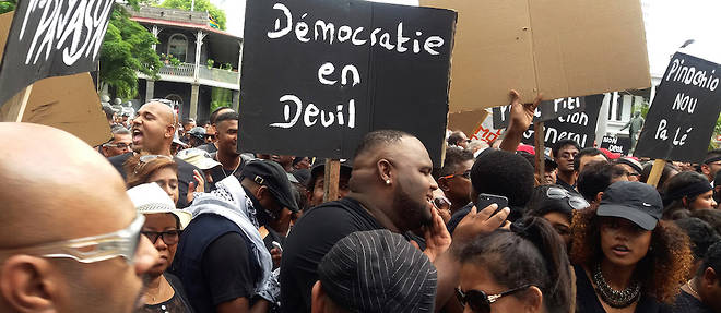 Manifestation a Port-Louis apres que l'ancien Premier ministre de l'Ile Maurice, Anerood Jugnauth, a transmis le pouvoir a son fils Pravind, 27 janvier 2017. 
