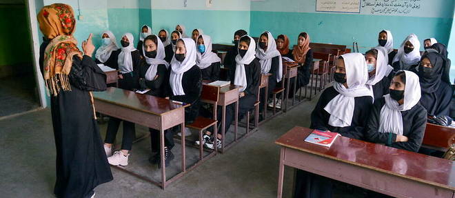Des filles afghanes assistent a une classe apres la reouverture de leur ecole a Kaboul, le 23 mars 2022.
 
