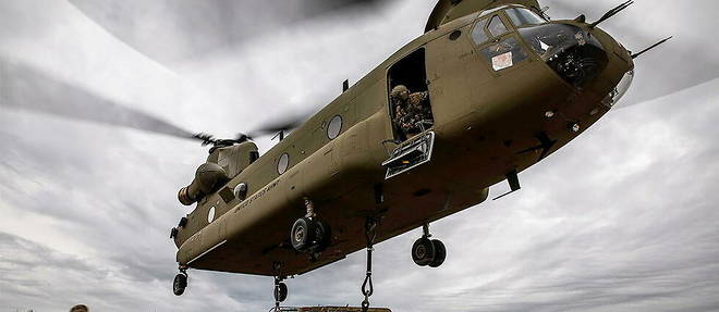 Un helicoptere CH-47 Chinook en manoeuvre aux Etats-Unis. Malgre ses multiples operations exterieures, la France n'en possede aucun.
