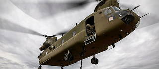 Un hélicoptère CH-47 Chinook en manœuvre aux États-Unis. Malgré ses multiples opérations extérieures, la France n'en possède aucun.
