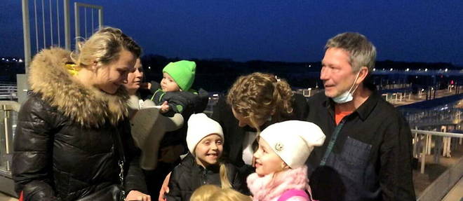 Herve et sa femme Lena accueillent Galina et Oksana, qui ont traverse l'Europe avec leurs cinq enfants pour rejoindre Montpellier.
