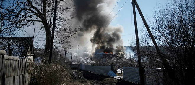 Une maison en feu dans le village de Varvarovka, region de Lougansk, en Ukraine. (illustration)
 
