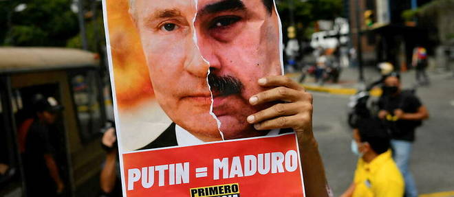 Un manifestant brandit un montage du president venezuelien Nicolas Maduro et du president russe Vladimir Pouitine, le 4 mars 2022 a Caracas.
