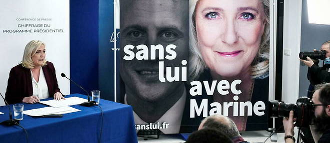 Marine Le Pen presentant le chiffrage de son programme economique.
