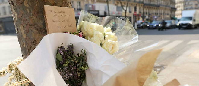 Des fleurs et des mots pour rendre hommage a Federico Martin Aramburu, ex-rugbyman argentin, tue a Paris le 19 mars.
