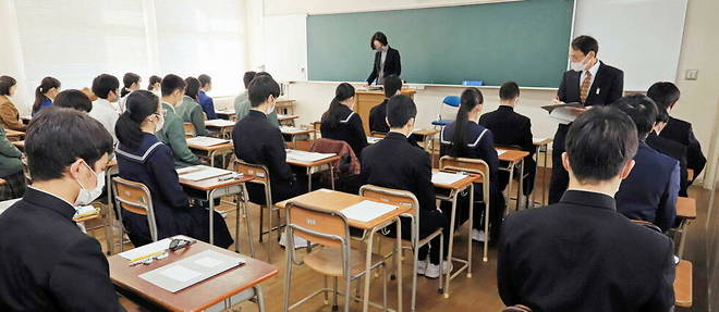 Les reglements dans les colleges et lycees publics et prives soulevent au Japon de plus en plus de questions.
