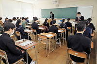 Les règlements dans les collèges et lycées publics et privés soulèvent au Japon de plus en plus de questions.
