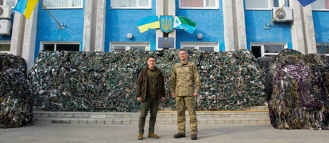 Le maire de Sarny, Ruslan Serpeninov, et le commandant de l'administration militaire du raion (district) de Sarny, Oleksander Kokhan.
