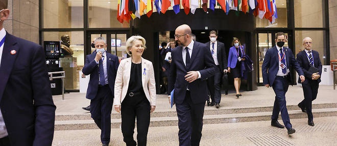 La presidente de la Commission, Ursula von der Leyen, et le president du Conseil europeen, Charles Michel, a Bruxelles le 25 mars 2022.  
