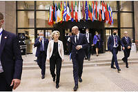 La presidente de la Commission, Ursula von der Leyen, et le president du Conseil europeen, Charles Michel, a Bruxelles le 25 mars 2022.
