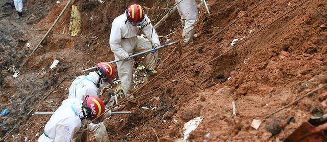 Des sauveteurs sur le site de l'accident d'avion dans la region du Guangxi, le 26 mars 2022.
 
