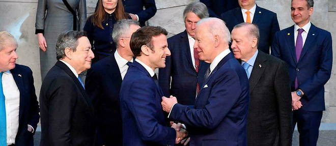 Le president americain Joe Biden avec Emmanuel Macron au quartier-general de l'Otan a Bruxelles le 24 mars 2022.
