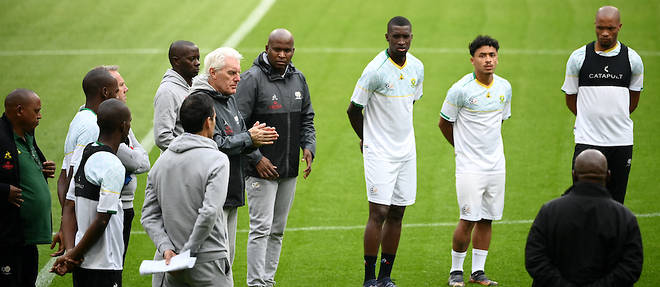 Le selectionneur, Hugo Broos, et les Bafana Bafana, lors d'une seance d'entrainement au stade Pierre-Mauroy de Villeneuve-d'Ascq, dans le nord de la France, le 28 mars 2022, a la veille du match de football amical entre la France et l'Afrique du Sud.
