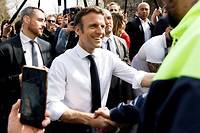 Pour son retour sur le terrain, Macron interpell&eacute; sur le pouvoir d'achat