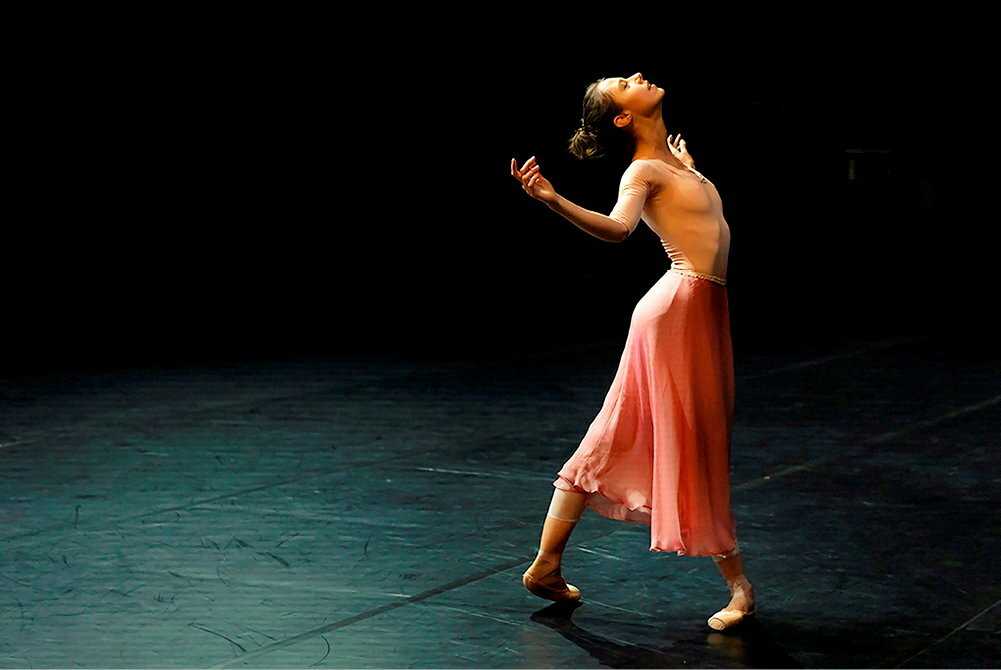 Metamorphose. Marion Barbeau dans le corps d'Elise, une ballerine classique qui prend un nouvel elan dans la danse contemporaine.
