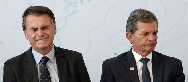 Le president bresilien Jair Bolsonaro, aux cotes du desormais ex-PDG de Petrobras Joaquim Silva e Luna.
