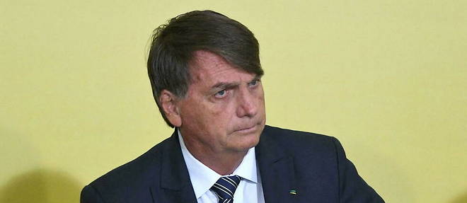 Jair Bolsonaro, qui a ete agresse au couteau en 2018, souffre de problemes intestinaux depuis quatre ans.
