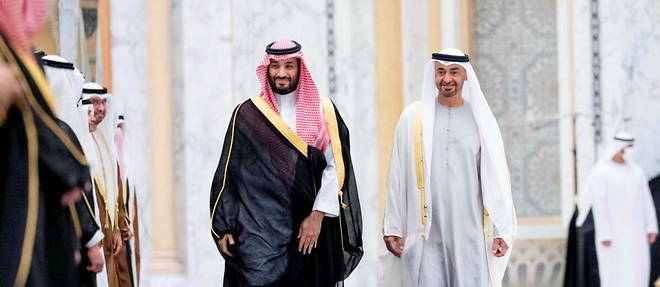 Le prince heritier d'Arabie saoudite, Mohammed ben Salmane (a gauche), avance aux cotes du prince heritier d'Abou Dhabi, Mohammed ben Zayed (a droite), le 7 decembre 2021 a Abou Dhabi.
