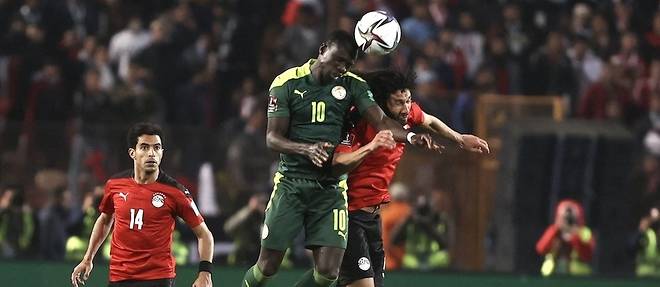 Pour le << remake >> de la derniere finale de CAN, gagnee par le Senegal (0-0, 4 t.a.b. a 2), l'Egypte a pris un debut de revanche en gagnant la premiere manche, grace a une frappe de Mohamed Salah, qui a provoque le but contre son camp de Saliou Ciss, apres que la balle a frappe le goal puis la barre.
