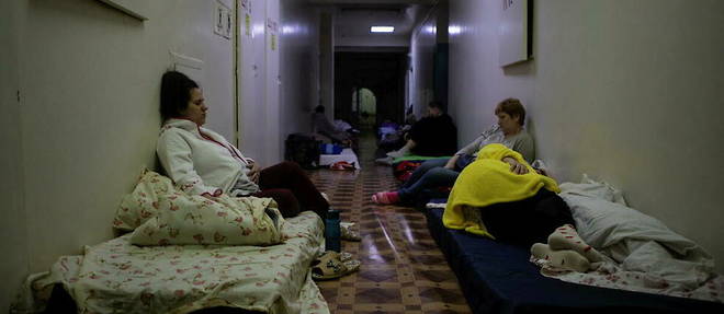 Les femmes restent toutes les nuits dans ces couloirs. Les lumieres sont tamisees pour ne pas attirer l'attention des Russes. Personne ne dort dans les chambres, pres des fenetres.
