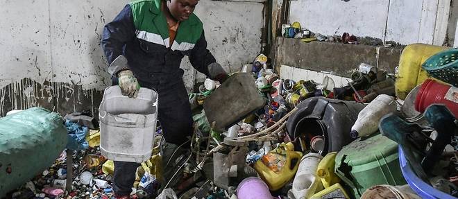"Les dechets ont de la valeur": au Kenya, le plastique devient brique