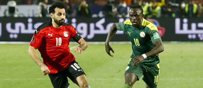 Sadio Mane frappe en force vers le centre du but et envoie le Senegal a la Coupe du monde 2022 !
