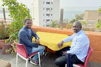 Mbougar Sarr (à gauche) et Felwine Sarr, à Dakar.
