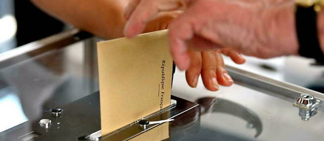 Un electeur depose son vote dans l'urne (photo d'illustration).

