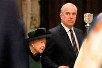 Charles et William &laquo;&nbsp;constern&eacute;s&nbsp;&raquo; de voir Andrew au bras de la reine