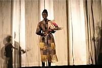 La realisatrice Akuol de Mabior recevant un bouquet de fleurs sur la scene de la Berlinale, pour son film documentaire << No Simple Way Home >>, dans lequel elle jette un regard tres personnel sur l'histoire recente du Soudan du Sud.
