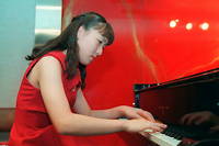 La pianiste japonaise Yuma Osaki lors du 25 e  concours international de piano Long-Thibaud, à Paris.
