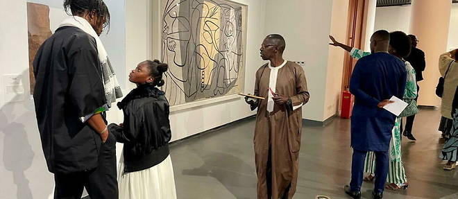 Visiteurs de << Picasso a Dakar 1972-2022 >> au musee des Civilisations noires de Dakar, le 31 mars 2022.
