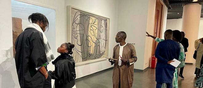 Visiteurs de « Picasso à Dakar 1972-2022 » au musée des Civilisations noires de Dakar, le 31 mars 2022.
