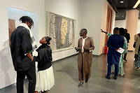Visiteurs de « Picasso à Dakar 1972-2022 » au musée des Civilisations noires de Dakar, le 31 mars 2022.
