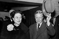 Edward, duc de Windsor, et sa femme Wallis Simpson, à Londres le 13 novembre 1956.  
