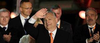 Dans son discours de victoire, Viktor Orban a cité six adversaires : la gauche en interne, les forces de gauche à l’international, les bureaucrates bruxellois, le milliardaire George Soros, la presse internationale et… Volodymyr Zelensky.
