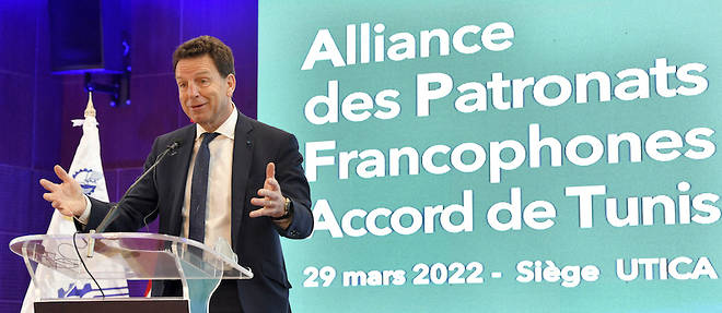 Geoffrey Roux de Bezieux, president du Mouvement des entreprises de France (Medef), prend la parole a l'ouverture de la premiere reunion de l'Alliance des patronats francophones a Tunis, la capitale tunisienne, le 29 mars 2022.
