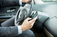 80 % des automobilistes français utilisent leur téléphone au volant.
