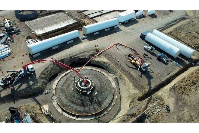 HIF Global LLC basée à Santiago du Chili construit l'usine pilote Haru Oni ​​eFuel à Punta Arenas. Initié par Porsche, le projet embarque des partenaires qualifiés tels que Siemens Energy et ExxonMobil pour une production d’eFuels qui devrait démarrer mi-2022.
  