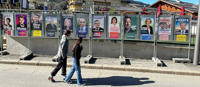 Des panneaux d'affichage pour le premier tour de l'election presidentielle.
