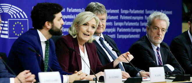 Marine Le Pen reproche a l'Union europeenne de s'eriger en << super-Etat federaliste, charge d'ideologie >>.

