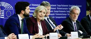 Marine Le Pen reproche à l’Union européenne de s’ériger en « super-État fédéraliste, chargé d’idéologie ».
