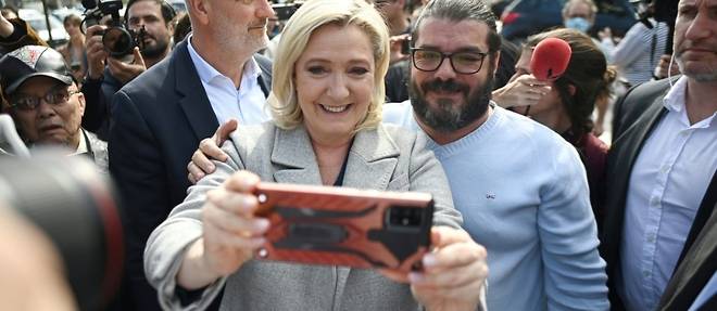 A Narbonne, Marine Le Pen defend la "France tranquille" et installe le match avec Macron