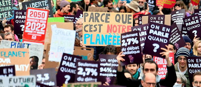 La marche << Look Up >> pour le climat a Paris le 12 mars 2022.
