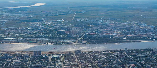 Heihe, en Chine, face a Blagovechtchensk, en Russie. Les deux villes sont separees par le fleuve Amour. Depuis 2019, un pont les relie. C'est l'un des rares points de passage de la frontiere.

