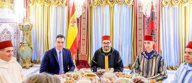 Le roi du Maroc Mohammed VI et le Premier ministre Pedro Sanchez au palais royal a Rabat, pour rompre le jeune du ramadan, jeudi soir. 
